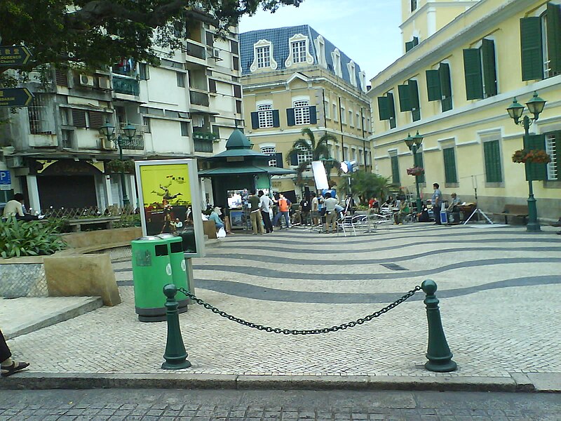 File:Film crew along Largo de Santo Agostinho, Macau - 20070503.jpg