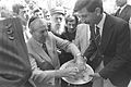 הנשיא חיים הרצוג מתקבל בלחם ומלח על ידי העדה השומרונית בשכם, 1984