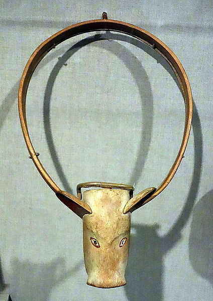 File:Forehead mask, Alaska, Nunivak Island, Eskimo, Cup'ik, 19th-20th century, wood and pigment - De Young Museum - DSC00290.JPG