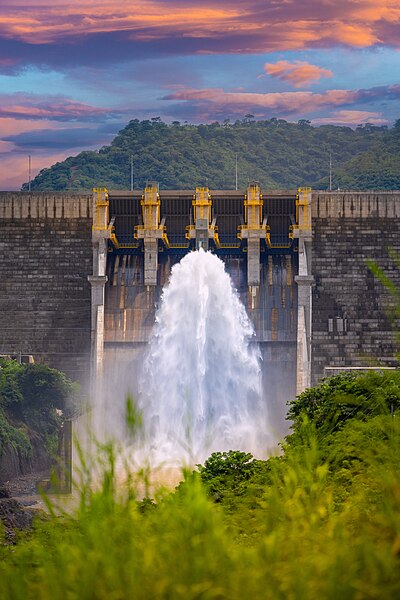 File:Fotografía de la Central Hidroeléctrica 3 de Febrero.jpg