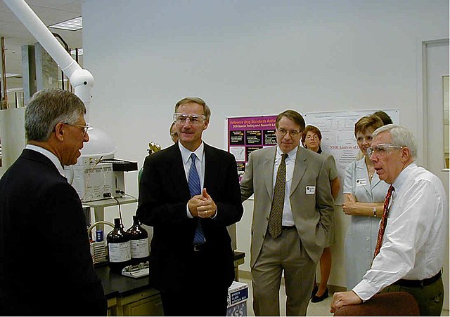 Hutchinson and U.S. Representative Frank Wolf tour a DEA drug testing facility in Northern Virginia in 2001