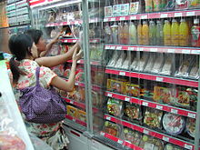 Секция замороженных продуктов в магазине 