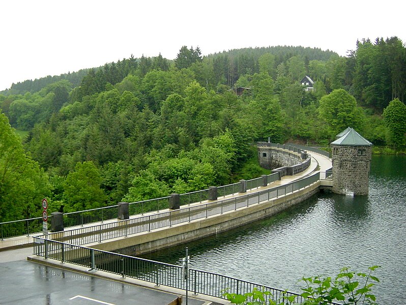 File:Fuerwigge-Talsperre-voll.jpg