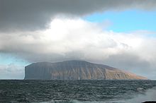 Fugloy vista desde el pueblo de Viðareiði.