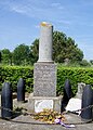 Le monument aux morts à une croisée de chemins (mai 2009)