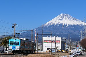 富士山をバックに走る7000形電車 （吉原駅 - ジヤトコ前駅間　2021年2月）