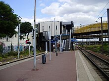 raylardan ikisi, platformlardan biri ve Aulnay-sous-Bois tarafındaki çıkış