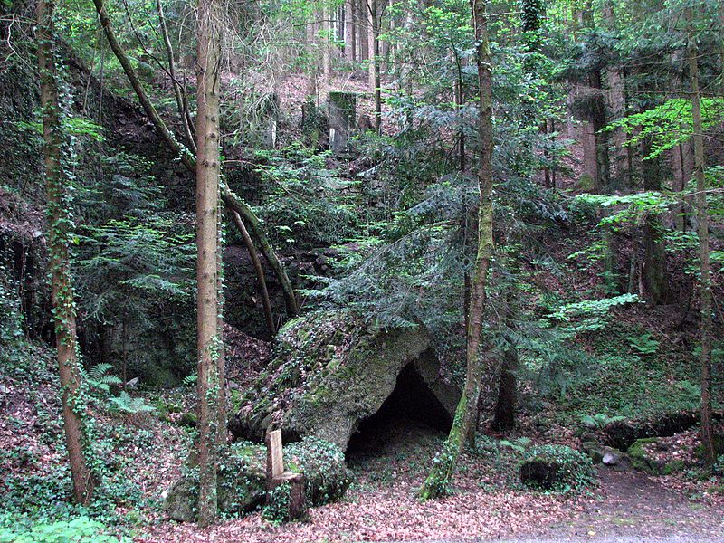 File:Gedenkstaette Vulkan Aussenanlage nach Sprengung.jpg