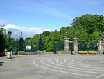 Pittencrieff Park, Memorijalni ulaz Louise Carnegie, uključujući zasebne standarde svjetiljki, križanje ulice Bridge i Chalmers Street