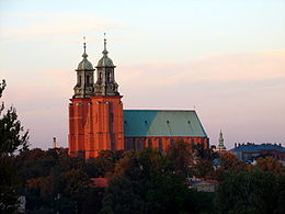 Gniezno.  Vue de la cathédrale métropolitaine et de l'église Saint-Jean-Baptiste.JPG
