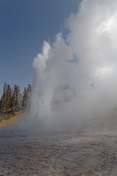 File:Grand Geyser 2017 06.jpg