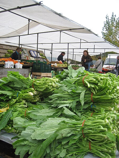 File:Grelos no mercado, A Pobra do Caramiñal.jpg