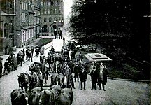 Ankunft des von 16 Pferden gezogenen Granitsteines bei St. Marien in Lübeck, 1929