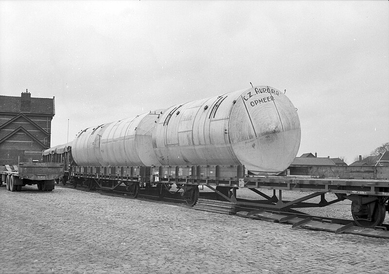 File:HUA-167007-Afbeelding van enkele melkketels, bestemd voor de Coöperatieve Zuivelfabriek Aurora te Opmeer, op platte goederenwagens op de laad- en losplaats van het N.S.-station Obdam te Obdam.jpg