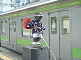 20. KW Seit 1952 steht ein Manneken Pis auf dem Bahnhof Hamamatsuchō in Minato, Präfektur Tokio. Wie das Vorbild im belgischen Brüssel wird es einmal im Monat, am 26., in ein zur Jahreszeit passendes Kostüm gehüllt.