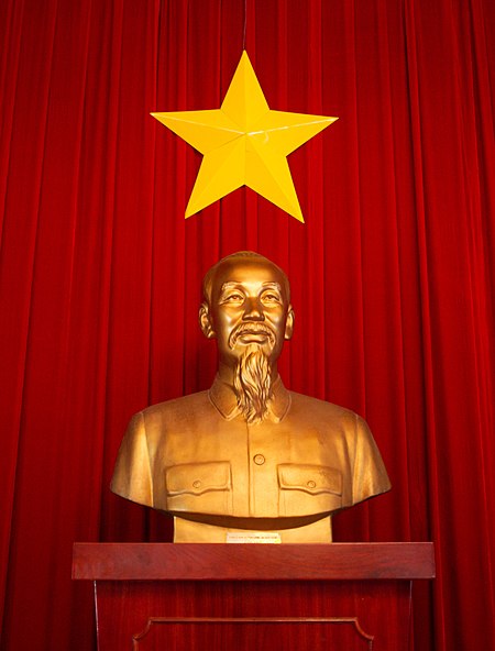 Tập_tin:Ho_Chi_Minh_statue_and_flag_of_Vietnam.jpg