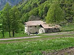 Cour sous la montagne