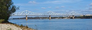 Huey P. Long Bridge in Baton Rouge, Louisiana (USA), on 14 December 2021.jpg