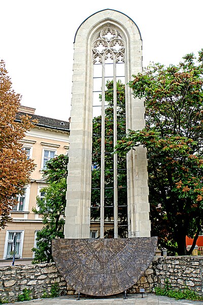 File:Hungary-02264 - Gothic Window & Robe (32612499005).jpg