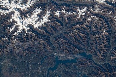 Schweizer und italienische Alpen mit den Bergschatten von Matterhorn und Dent d'Hérens aus dem Erdorbit gesehen. English: photo of mountain shadow as seen from space (in upper left corner)