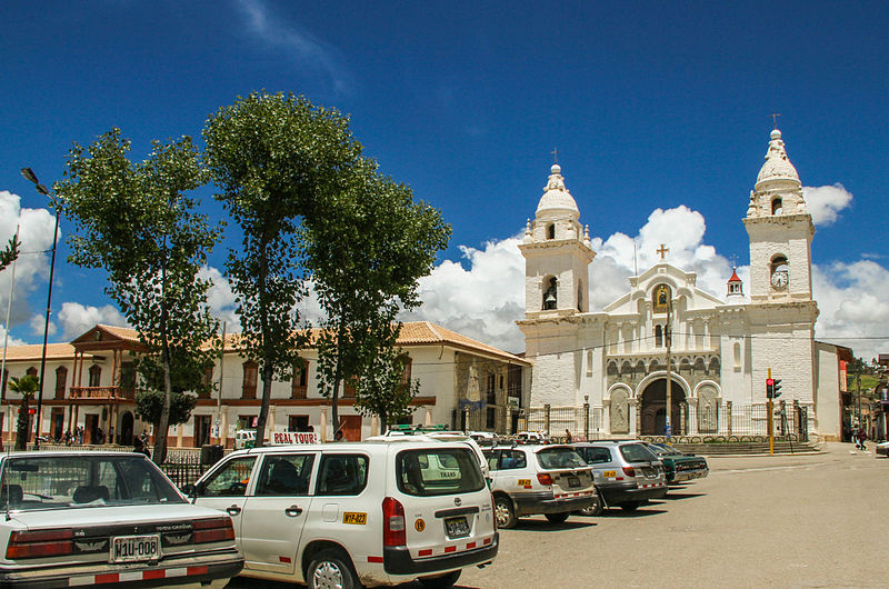 File:Iglesia de la plaza de Jauja..jpg