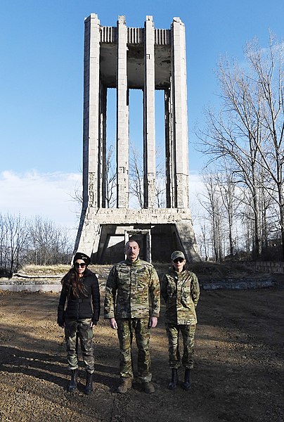 File:Ilham Aliyev and his family in front of the ruined Vagif Mausoleum.jpg