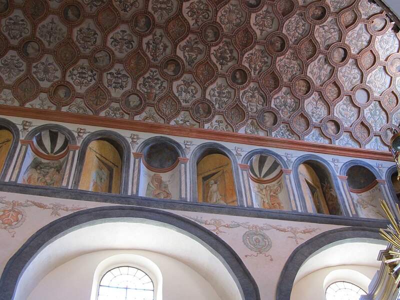 File:Interior of the Basilica in Pułtusk 1b.jpg