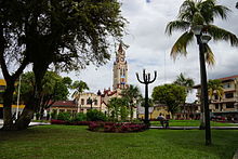 Áreas de la Plaza de Armas con la Catedral de Iquitos en segundo plano.