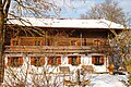 Bauernhaus "Beim Moar" in Niklasreuth 4 in Irschenberg, Landkreis Miesbach, Regierungsbezirk Oberbayern, Bayern. Als Baudenkmal in der Bayerischen Denkmalliste aufgeführt.