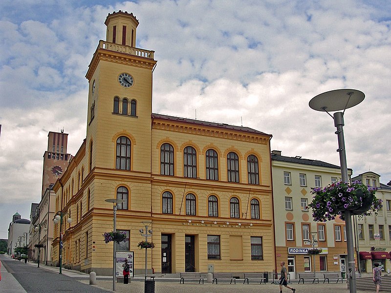 File:Jablonec nad NIsou, radnice na Dolním náměstí.jpg