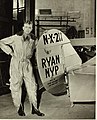 映画のために製作された復元機と写る、リンドバーグ役のジェームス・スチュアート（1955年）