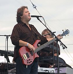 John Wetton esiintymässä vuonna 2005.