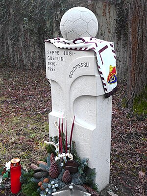 Josef Hügi (1930–1995) genannt Goldfüsschen. Fussballspieler in der Schweizer Nationalmannschaft, Trainer. Ehrengrab auf dem Friedhof am Hörnli, Riehen, Basel, Schweiz.