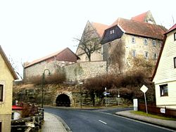 Kaltensundheim-Ansicht von Südwesten mit Kirche über Kirchhofmauer sowie Torhaus-24022012.JPG