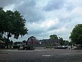 Gezien vanaf de markt. Goed te zien is dat het kasteel op een heuvel ligt.