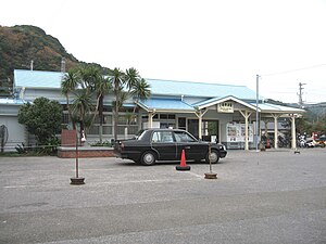 Kazusaokitsu-station-stationhouse-2007.jpg