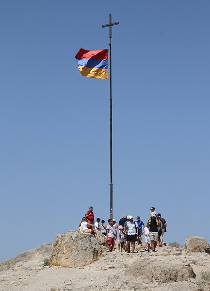 File:Khor Virap-08-Kreuz und Flagge-2019-gje.jpg