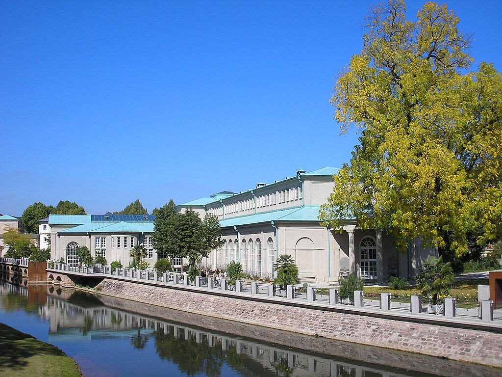 Bad Kissingen: Blick nordwärts auf Fränkische Saale und Wandelhalle mit Brunnenhalle