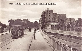 Le haut du boulevard, à la hauteur de la gare de Port-Royal et du bal Bullier, avant la Première Guerre mondiale, et à l'époque des tramways parisiens.