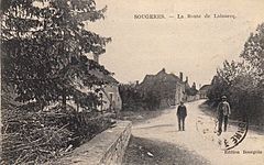 Sougères-en-Puisaye, la Route de Lainsecq.jpg