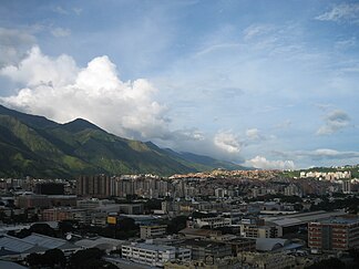 Pohled přes Caracas k masivu Ávila