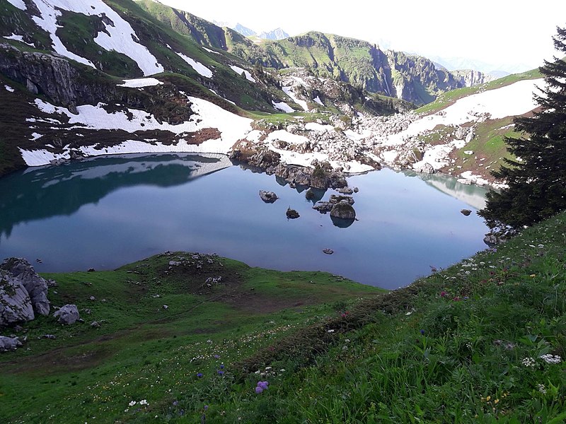 File:Lac de Darbon au printemps.jpg