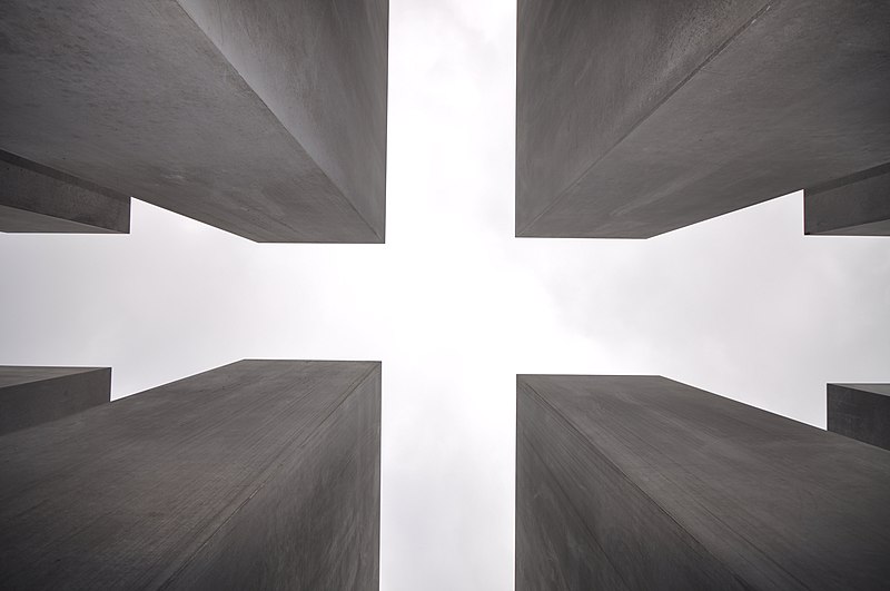 File:Lascar Detail of the stelae - Memorial to the Murdered Jews of Europe (4472274776).jpg