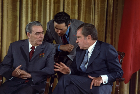 Tập_tin:Leonid_Brezhnev_and_Richard_Nixon_talks_in_1973.png