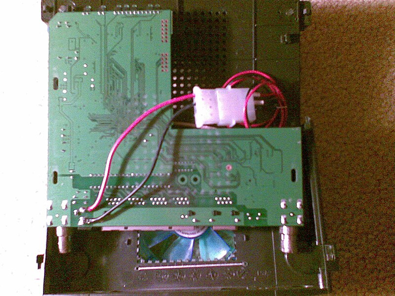 File:Linksys wrt54g v6 fan mod bottom inside.jpg