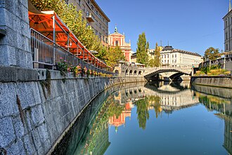 Die zentrale Promenade geht entlang der Ljubljanica, über die mehr als ein Dutzend Brücken führen.