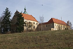 Farní (bývalý klášterní) kostel Nejsvětější Trojice ve Lnářích.