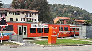 Roter Zug am niedrigen Bahnsteig