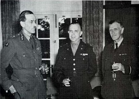 A Second World War era photograph showing Keynes (right) with surgeons Max Page (left) and Col. Oramel H. Stanley.