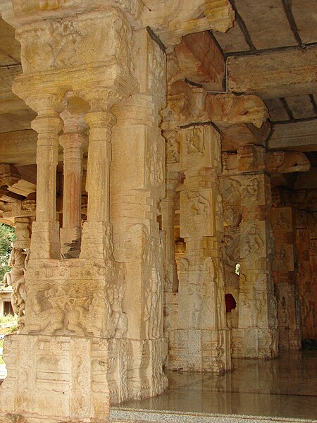 File:Mantapa pillars in Ranganatha Temple at Rangasthala, Chikkaballapur district.jpg